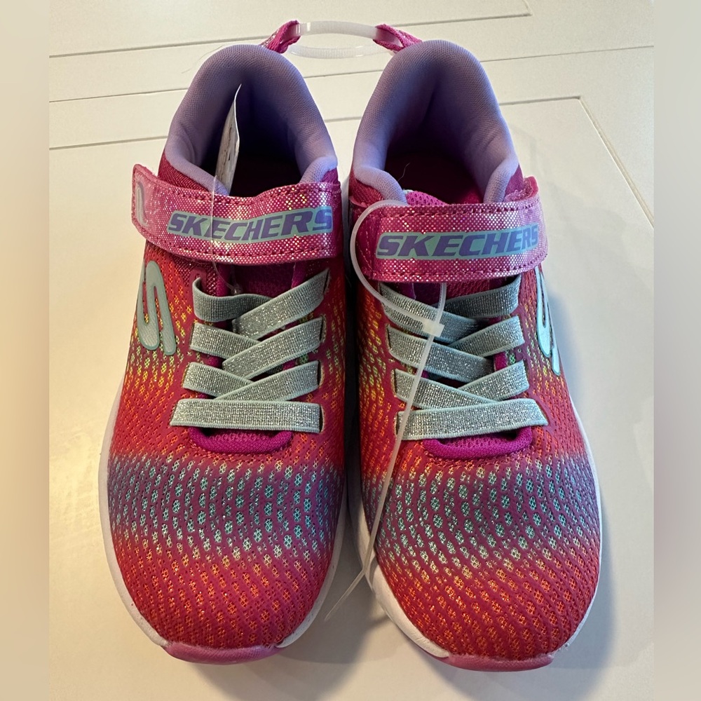 NWT Girls Sketchers sneakers size 11